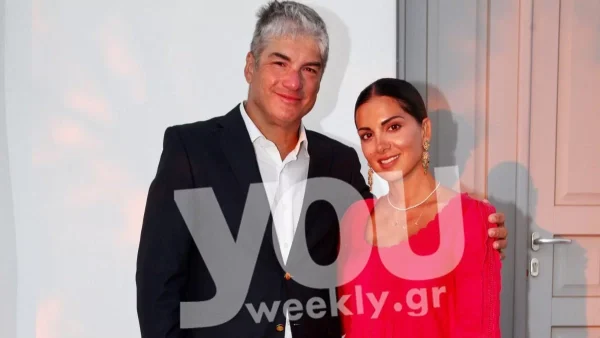 Μόνο με το μαγιό της πάνω στον ώμο του - Η τρυφερή φωτογραφία της Τσιμτσιλή με τον Θέμη Σοφό