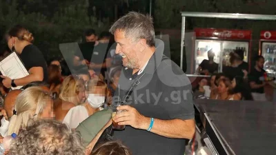Με μελαχρινή αιθέρια ύπαρξη στο θέατρο o Σπύρος Παπαδόπουλος μετά το χωρισμό από την Κοτσαηλίδου