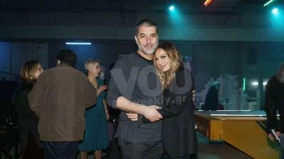 Δεν χάνει παράσταση για παράσταση - Η Δέσποινα Βανδή στην αγκαλιά του Βασίλη Μπισμπίκη στην Επίδαυρο