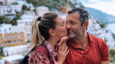 Με τσάντα, αξίας 3.900 ευρώ και τζιν σορτς, η Αθηνά Οικονομάκου στο πλευρό του Φίλιππου Μιχόπουλου, στην Ιταλία