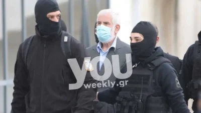 ''Αγκιστρωμένος'' από τη Νίνου o Φιλιππίδης - Η αντίδρασή του μπροστά στις κάμερες καθώς πήγαινε στη δίκη