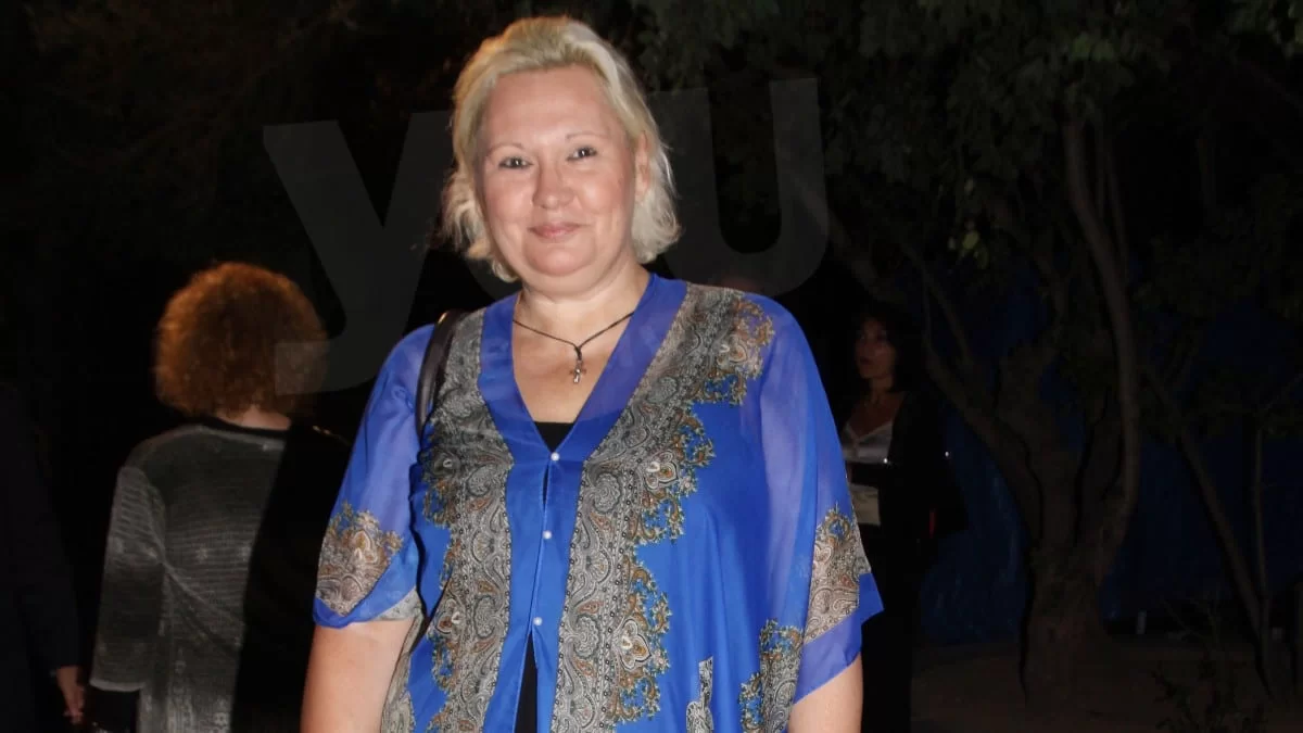 Ιράν: Ρίγη συγκίνησης με την κίνηση της Καίτης Φίνου - Η στιγμή που κόβει τα μαλλιά της