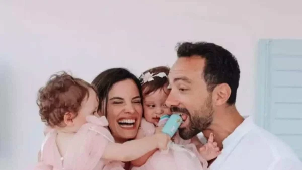 Χριστίνα Μπόμπα - Σάκης Τανιμανίδης: Απολαμβάνουν την κάθε στιγμή με τις δίδυμες λίγες μέρες πριν από τη βάπτιση