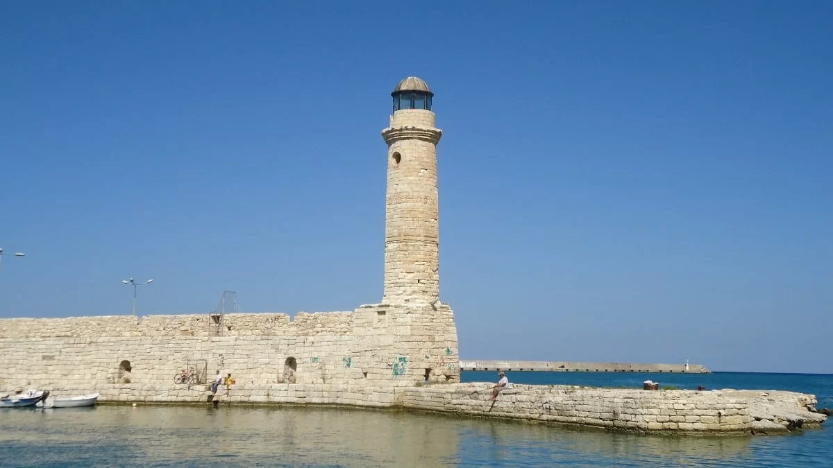 Ρέθυμνο: Άνδρας απειλεί να πέσει από γέφυρα