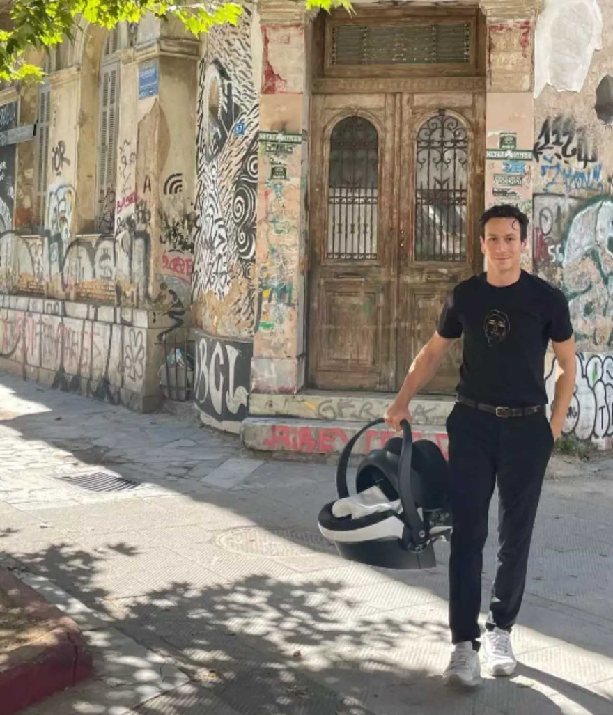 Η πρώτη βόλτα του Μιχάλη Σαράντη με την νεογέννητη κόρη του 