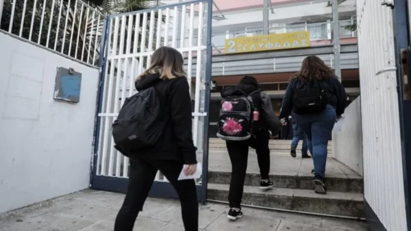 Σχολεία: Επιστροφή αύριο στα θρανία για τους μαθητές