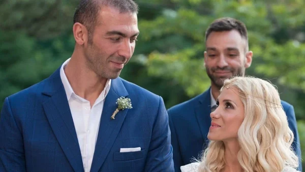 Ανατριχιάζει η Δώρα Τσαμπάζη - Η φωτογραφία της μπροστά από το γκράφιτι στη μνήμη του  Αλέξανδρου Νικολαϊδη