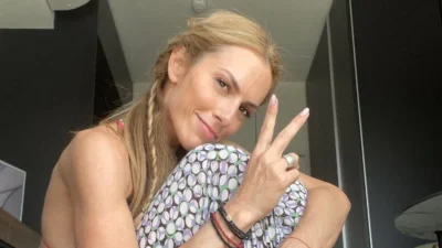 Ντύθηκε στα χρυσά όλο το σπίτι - Το χριστουγεννιάτικο δέντρο της Ντορέττας Παπαδημητρίου και ο εντυπωσιακός στολισμός γύρω από το τζάκι