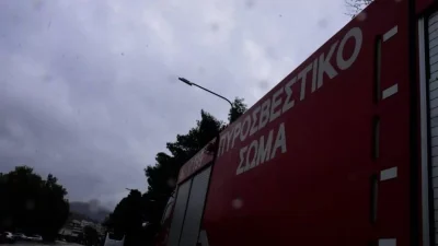 Προσπάθεια απεγκλωβισμού ηλικιωμένου από φωτιά