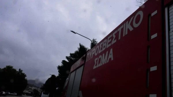 Προσπάθεια απεγκλωβισμού ηλικιωμένου από φωτιά