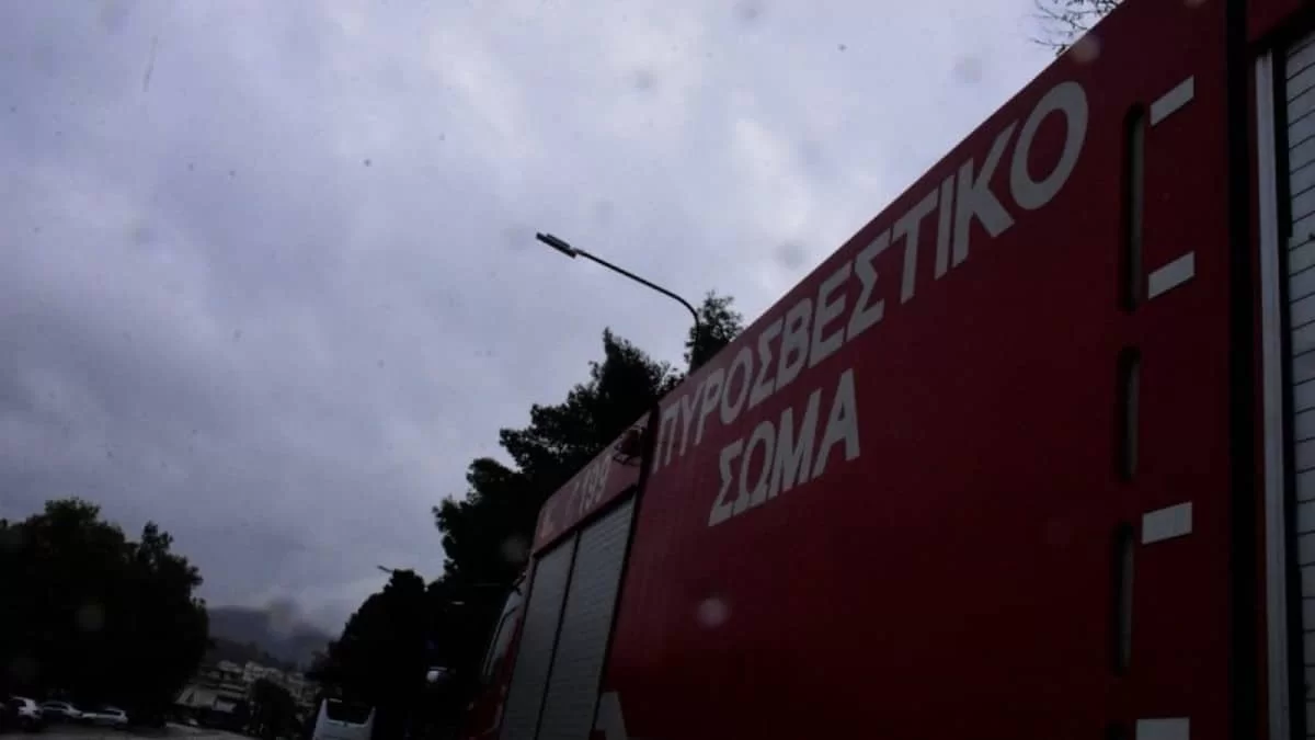 Προσπάθεια απεγκλωβισμού ηλικιωμένου από φωτιά