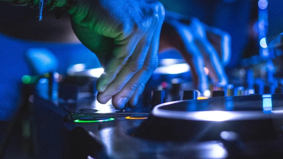 Γλυφάδα: Γνωστός DJ ξυλοκόπησε την πρώην του - Προσπάθησε να κόψει το αυτί του συντρόφου της