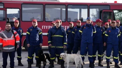 Αγκαλιάστηκαν με δάκρυα στα μάτια - Η στιγμή που άνδρες της ΕΜΑΚ απεγκλώβισαν μια 6χρονη μετά τον σεισμό της Τουρκίας