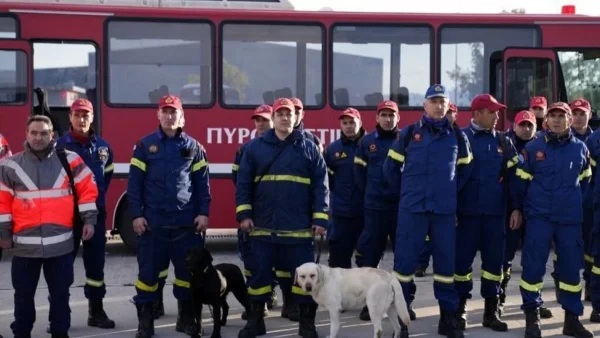 Αγκαλιάστηκαν με δάκρυα στα μάτια - Η στιγμή που άνδρες της ΕΜΑΚ απεγκλώβισαν μια 6χρονη μετά τον σεισμό της Τουρκίας