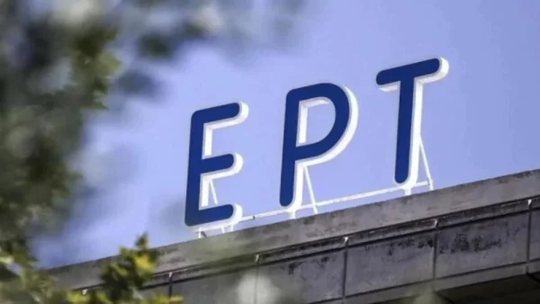«Είμαστε άυπνοι και οι δύο και καθόμαστε και την χαζεύουμε» - Αγαπημένος παρουσιαστής της ΕΡΤ έγινε μπαμπάς για 2η φορά