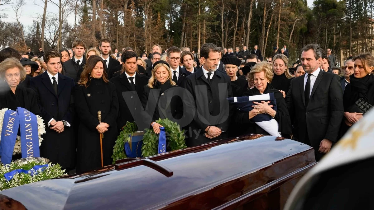 Σκεπασμένος με νάϊλον λίγες μέρες πριν το μνημόσυνο - Η κατάσταση που βρίσκεται ο τάφος του τέως βασιλιά Κωνσταντίνου