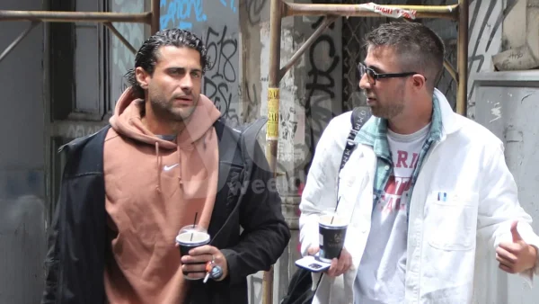Μιλάει σε ένα χάρτινο ομοίωμά του - Το βίντεο του Fipster για τον Κωνσταντίνο Βασάλο που κάνει τον γύρο του διαδικτύου