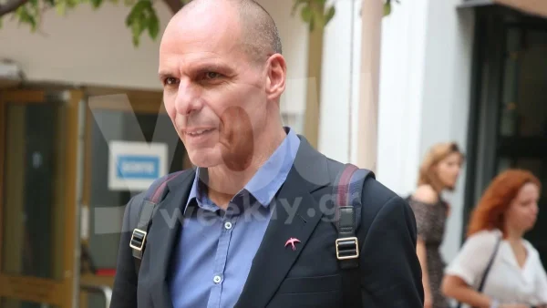 Με αίματα και πανάκι στην μύτη - Η πρώτη φωτογραφία του Γιάνη Βαρουφάκη λίγα λεπτά μετά τον ξυλοδαρμό του