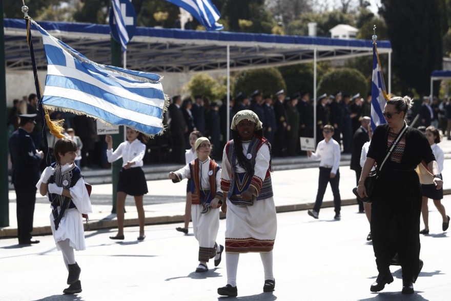 Μαθητική παρέλαση 24/3: Ρίγη συγκίνησης με την σημαιοφόρο, κι όχι μόνο, που φορούσε μπούρκα (Φωτογραφίες)
