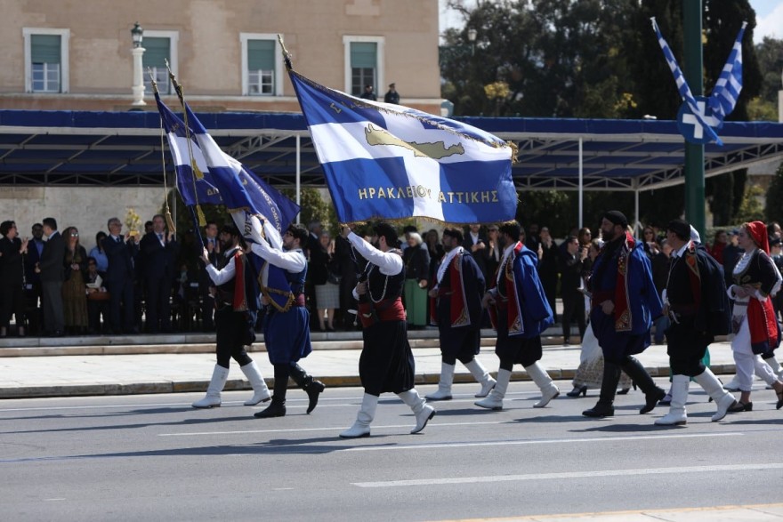 Μαθητική παρέλαση 24/3: Ρίγη συγκίνησης με την σημαιοφόρο, κι όχι μόνο, που φορούσε μπούρκα (Φωτογραφίες)
