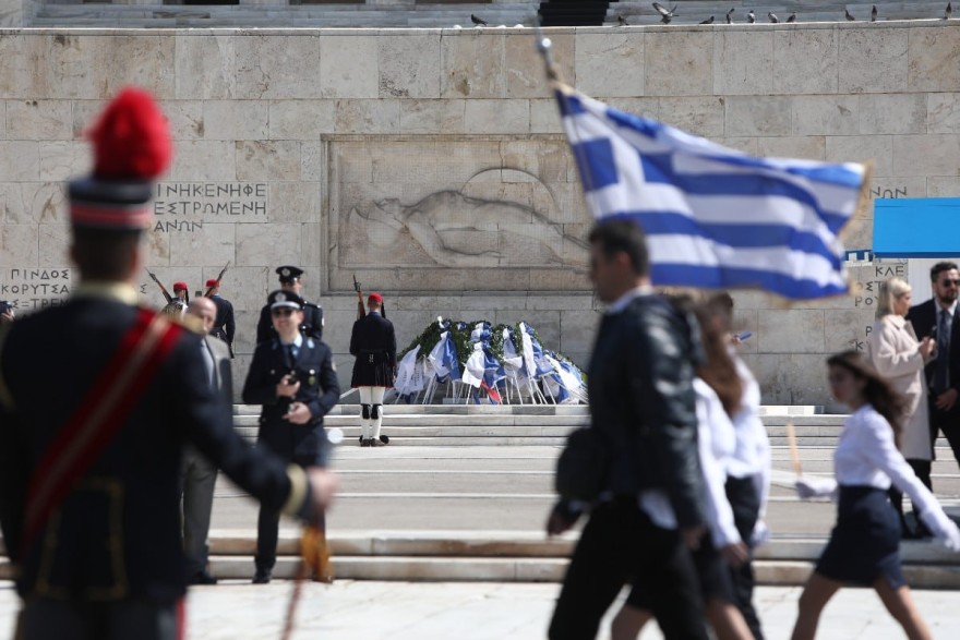 Μαθητική παρέλαση 24/3: Ρίγη συγκίνησης με την σημαιοφόρο, κι όχι μόνο, που φορούσε μπούρκα (Φωτογραφίες)