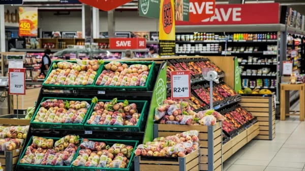 Χαμός στα σούπερ μάρκετ: Τι θα βρούμε στο "καλάθι του Πάσχα" και το "καλάθι των νονών"