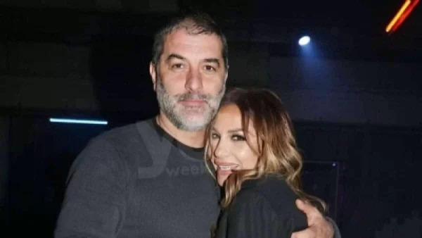 Τον καμάρωνε κάτω από τη σκηνή του θέατρου η Βανδή - Στην τελευταία παράσταση του Βασίλη Μπισμπίκη