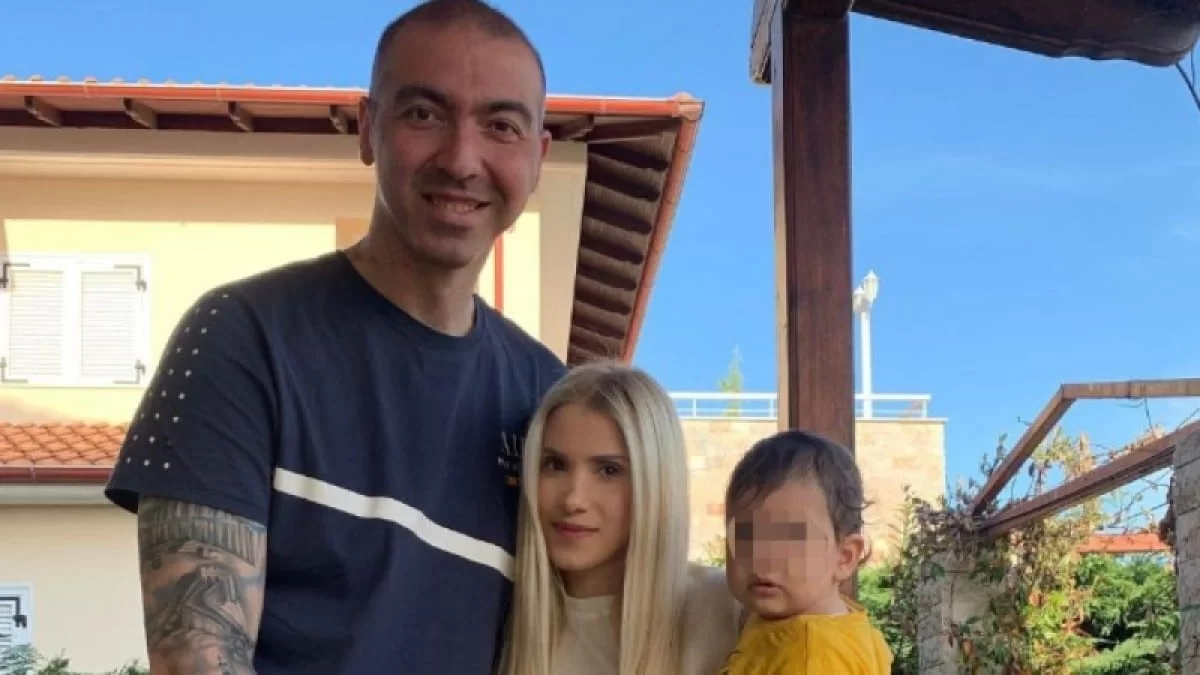 Είχε μορφή αγγέλου με φτερά - Η Τσαμπάζη με τα παιδιά της στο σημείο που έγινε γκράφιτι ο Νικολαΐδης