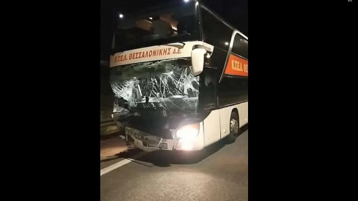 Σοβαρό τροχαίο δυστύχημα στην Εθνική οδό: ΚΤΕΛ συγκρούστηκε με δύο ΙΧ - Ένας νεκρός και 5 τραυματίες