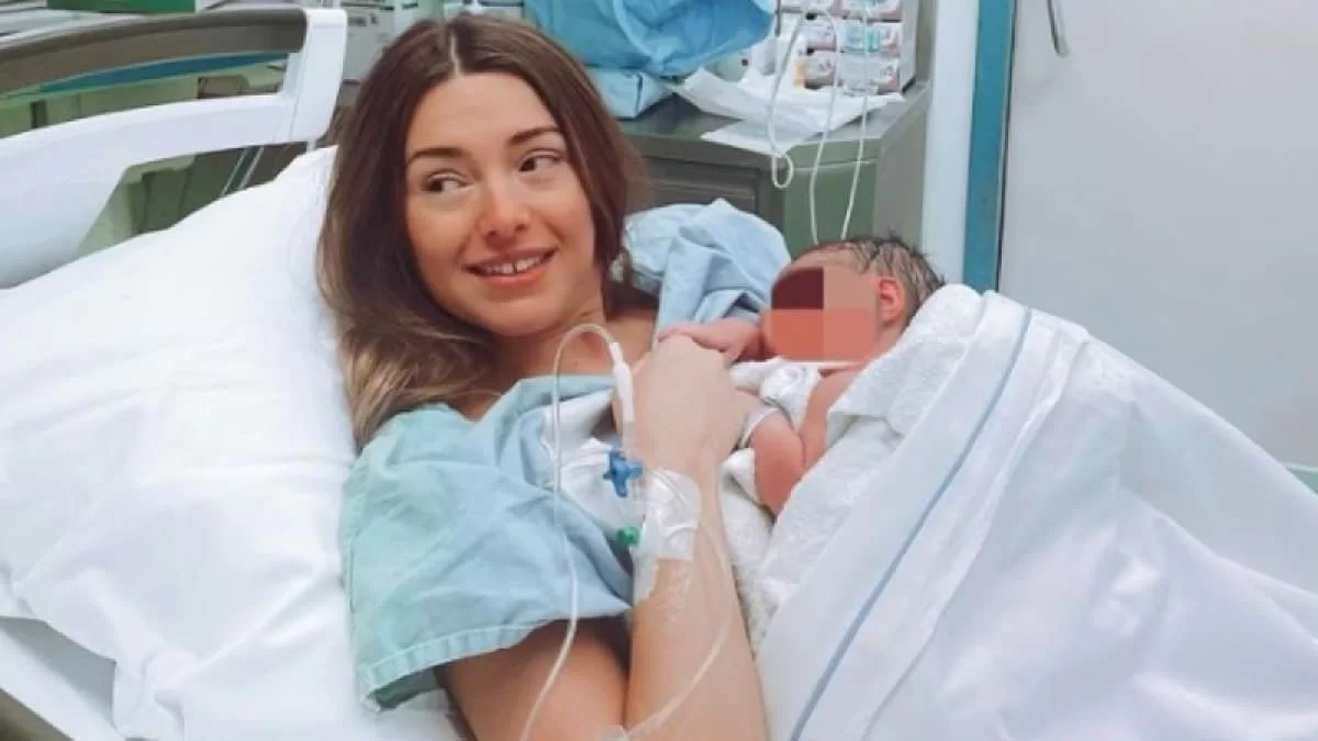 Αγκαλιά με τον γιο της την ώρα του θηλασμού - Το τρυφερό στιγμιότυπο της Ιωάννας Σιαμπάνη με τον μικρό Φώτη