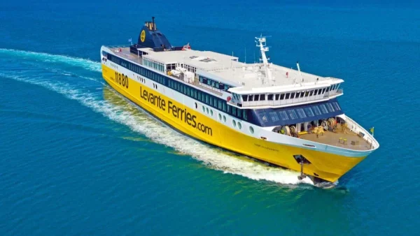 O Τάσος Δούσης και οι Εικόνες έφτασαν στη Ζάκυνθο με τη Levante Ferries