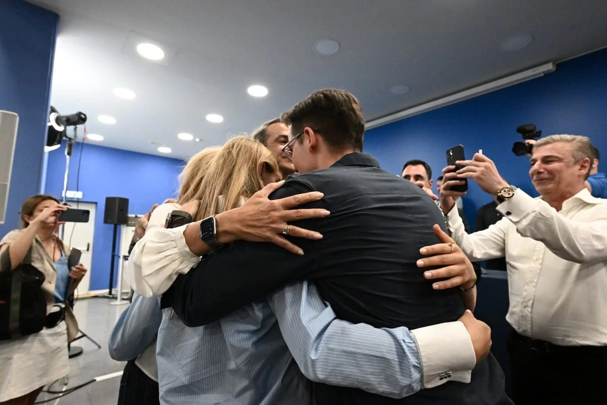 Εκλογές 2023: Έκλαιγαν κατά την ανακοίνωση της νίκης Μητσοτάκη τα παιδιά και η σύζυγός του - Η θερμή οικογενειακή τους αγκαλιά