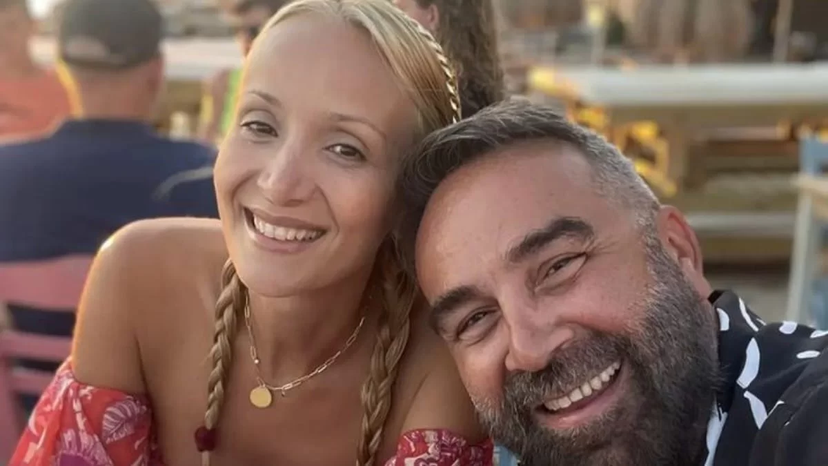 Μαμά δυο παιδιών με σώμα 20αρας - Η Ναταλί Κάκκαβα ποζάρει με μικροσκοπικό μαύρο μπικίνι