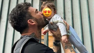 Χόρευε ημίγυμνος με το γιο του και τον πέταγε στον αέρα ο Αλεξάνδρου - Οι χαρές του Νουνίτο ακούγοντας Φουρέιρα