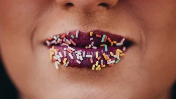 Summer lipsticks: Αυτές είναι οι τρεις top αποχρώσεις στα χείλη για το καλοκαίρι του 2023