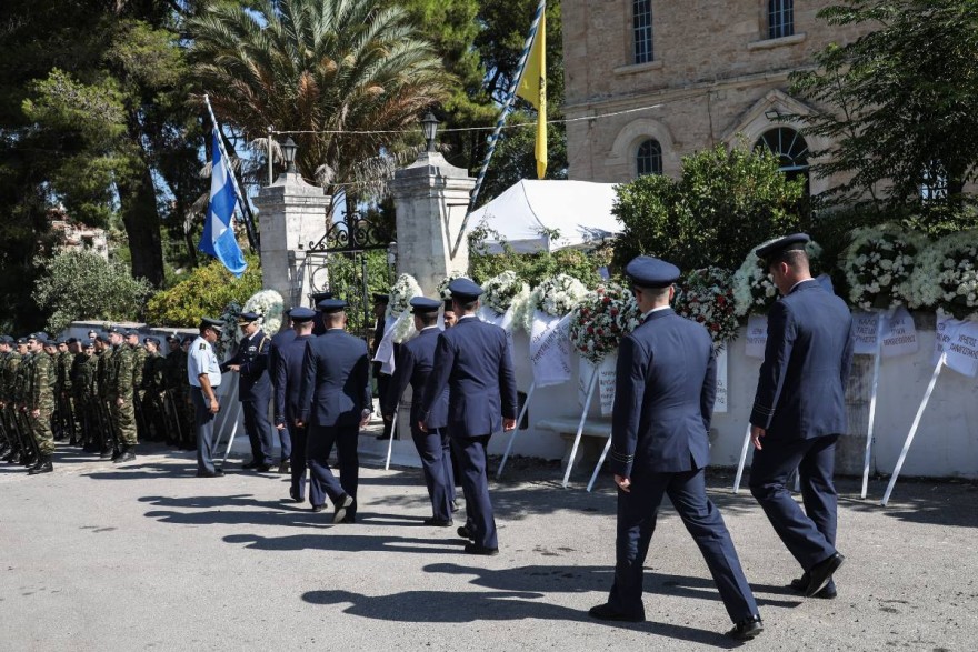 Κηδεία Χρήστου Μουλά: Τυλιγμένο με την ελληνική σημαία το φέρετρό του - Οι πρώτες φωτογραφίες