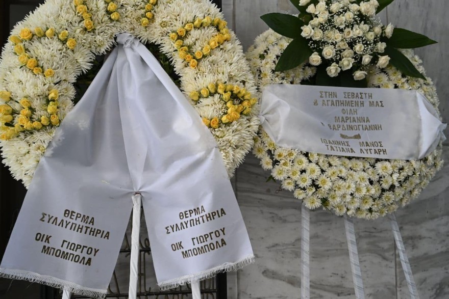 Κηδεία Μαριάννας Βαρδινογιάννη: Οι πρώτες εικόνες - Τα στεφάνια και οι συντετριμμένοι φίλοι και γνωστοί της
