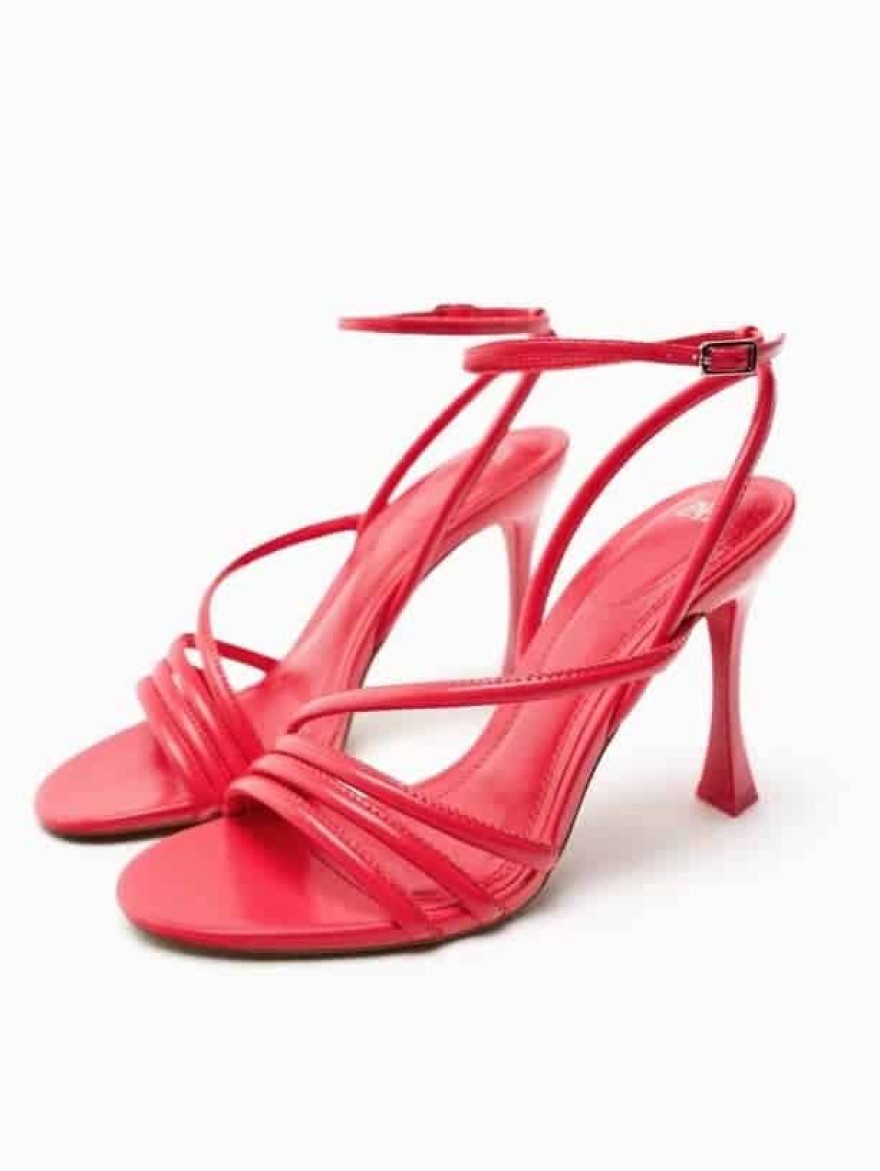Το πιο hot πέδιλο της σεζόν στο Zara με 9,99 ευρώ και tips για να το βάλεις σωστά!