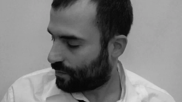 «Χάθηκε το μοναχοπαίδι μας» - Σπαραγμός για τον δημοσιογράφο, Αντώνη Χρυσουλάκη που πέθανε μετά από φωτιά στο σπίτι του