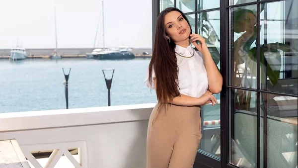 Η Μαρία Μπέη ποζάρει δίπλα στην θάλασσα