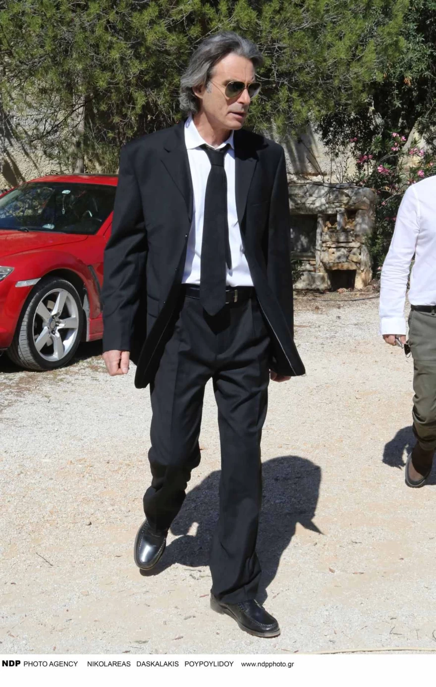Απρόσμενο περιστατικό: Η κίνηση του πρώην συντρόφου της Μαίρης Χρονοπούλου, Νίκου, πάνω από το φέρετρό της (Φωτογραφίες)