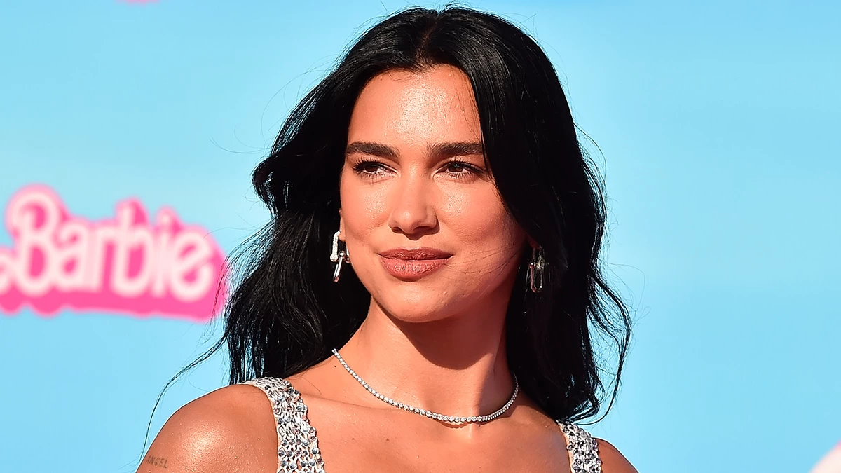 H Dua Lipa έγινε μια φλογερή κοκκινομάλλα και είναι πιο σέξι από ποτέ!