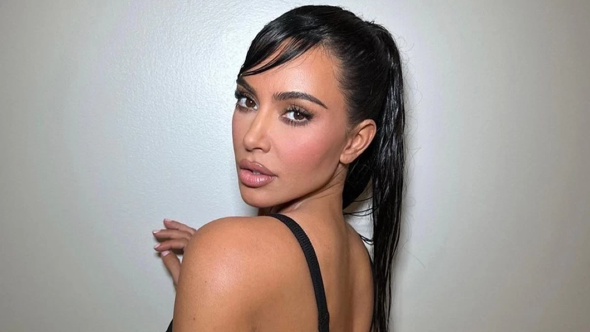 Kim Kardashian: Ποιό προϊόν χρησιμοποιεί για απίστευτη λάμψη στο πρόσωπο;