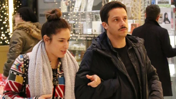 Έχει ενιαίο σαλόνι με μοντέρνα κουζίνα, αναπαυτικούς καναπέδες και τεράστια βεράντα - Το ζεστό σπίτι του Δημήτρη Μακαλιά & της Αντιγόνης Ψυχράμη