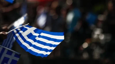 28η Οκτωβρίου: Τρόμος κατά την διάρκεια της μαθητικής παρέλασης - Άντρας εισέβαλε με ματωμένη σημαία του Ισραήλ