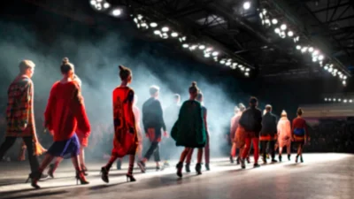 O Balenciaga... ξαναχτύπησε! Το νέο απίθανο ρούχο που έφαγε πολύ "κράξιμο" αλλά είναι sold-out!