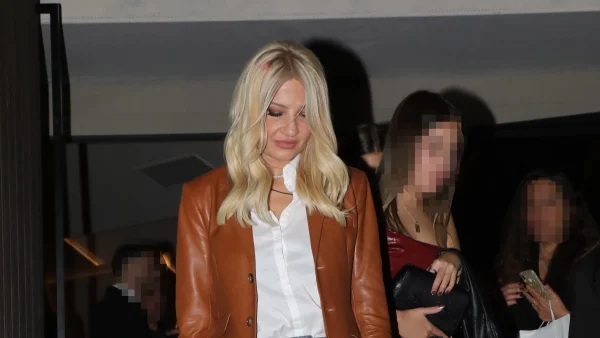 Σπάνια τη βλέπουμε στα μπουζούκια - "Τα έσπασε" η Φαίη Σκορδά μέχρι το πρωί στον Οικονομόπουλο