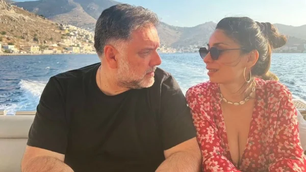 Με τούρτα καρδιά και κόκκινα τριαντάφυλλα - Η γλυκιά έκπληξη του Γρηγόρη Αρναούγλου στη Νάνσυ Αντωνίου