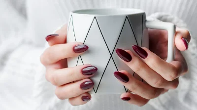 Mulled wine-red nails: H chic απόχρωση που όλες επιλέγουν για το μανικιούρ τους τώρα!