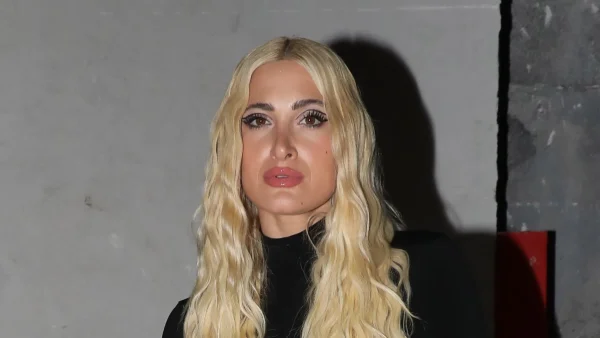 Με λευκές και χρυσές μπάλες, αλλά και πολλά αστέρια: Το Χριστουγεννιάτικο δέντρο της Ιωάννας Τούνη στο σπίτι της στη Θεσσαλονίκη